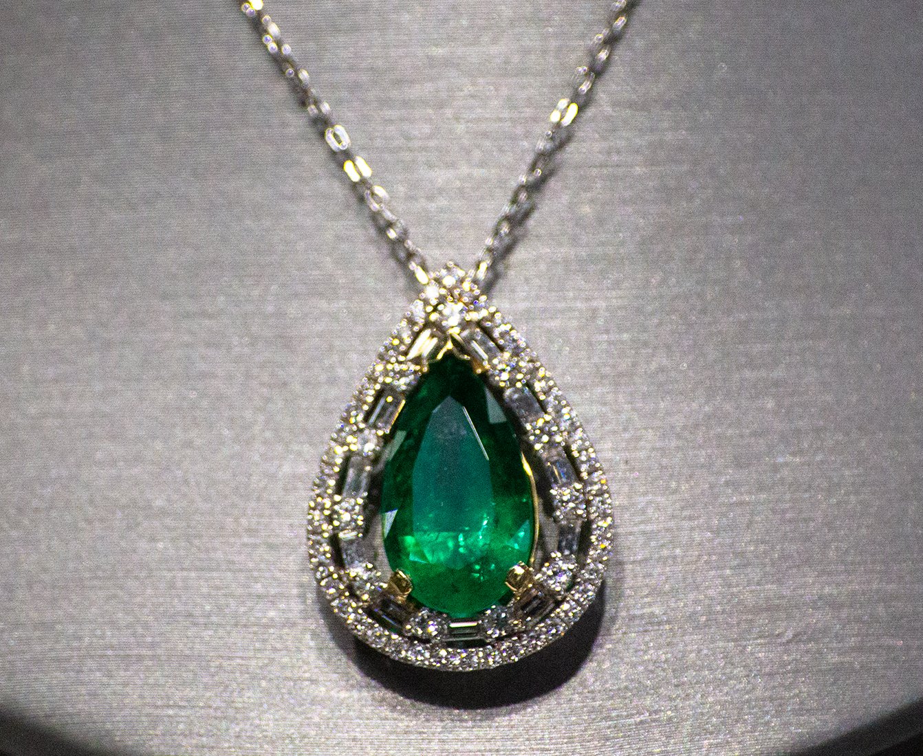 18kt White Gold Necklace with Pear-Shaped Emerald Charm. SKU DDi-1-10119/30-10122 - Image 3