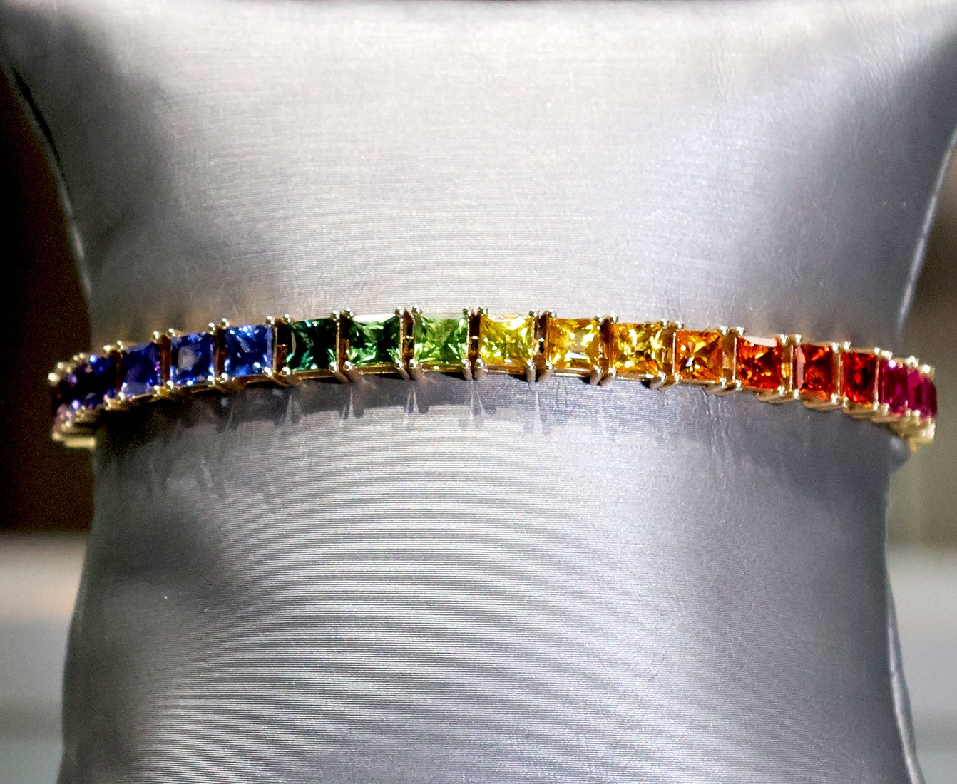 18 kt Gold Tennis Bracelet with Multi-Colored Square Cut Sapphires. DDI-345-10041 - Image 2