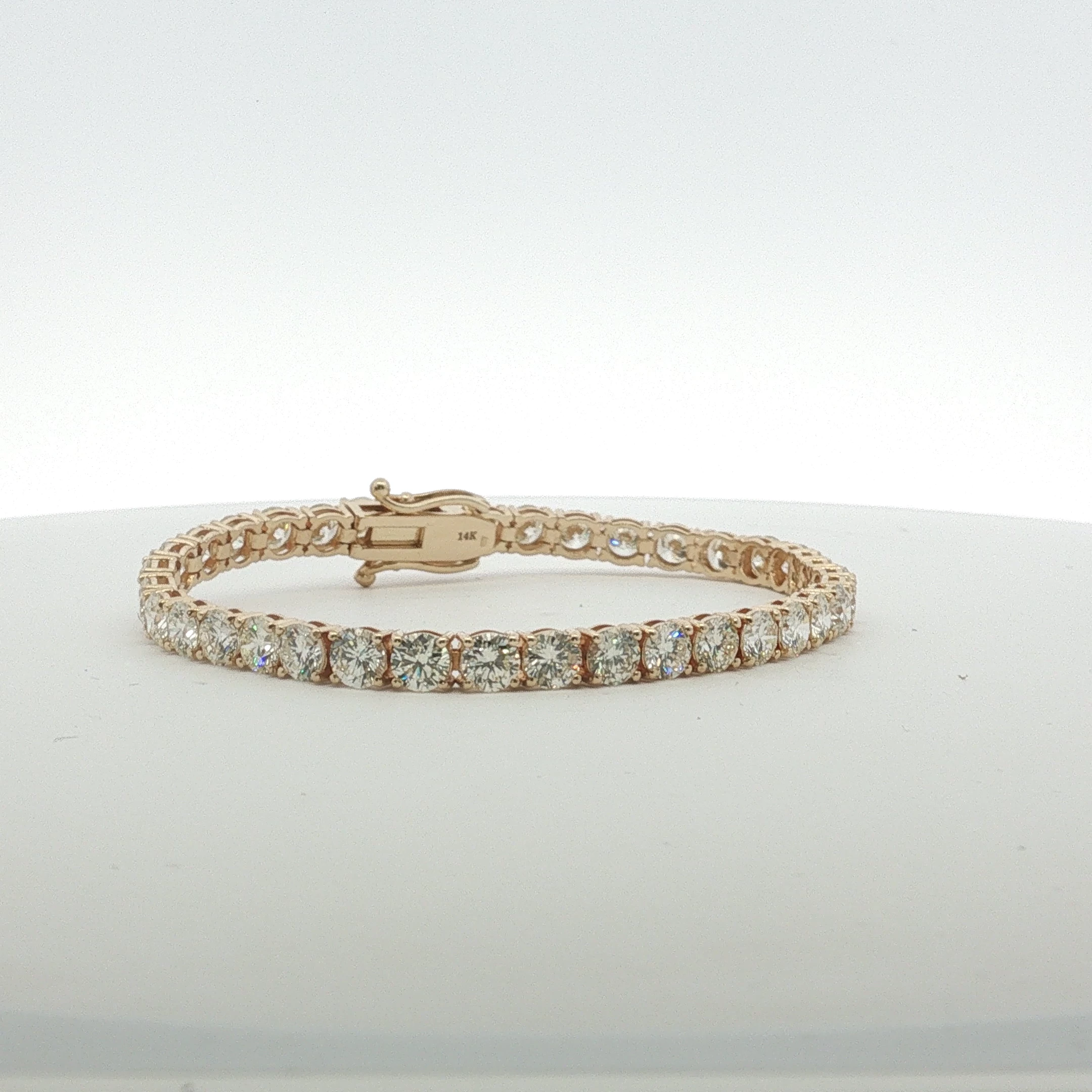 Exquisite tennis bracelet with 12.64ct Round brilliant diamonds in 14kt yellow gold.