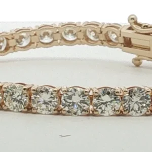 Exquisite tennis bracelet with 12.64ct Round brilliant diamonds in 14kt yellow gold.
