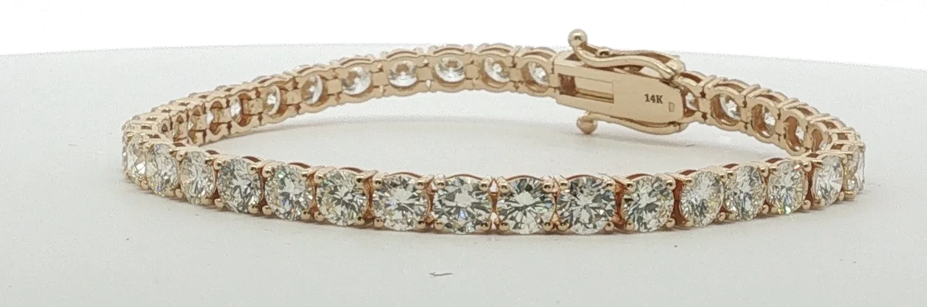 Exquisite tennis bracelet with 12.64ct Round brilliant diamonds in 14kt yellow gold.